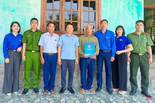 Song hành với chương trình bữa cơm tri ân, các cơ sở Đoàn trên toàn tỉnh còn tổ chức nhiều hoạt động ý nghĩa như thăm hỏi, trao quà, hỗ trợ dọn dẹp nhà cửa, chỉnh trang khuôn viên, giúp các gia đình chính sách có thêm điều kiện ổn định cuộc sống.