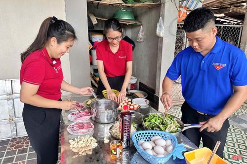 Đoàn viên, thanh niên cùng các gia đình chuẩn bị một bữa cơm trọn vẹn. Từ việc đi chợ, lựa chọn thực phẩm, nấu nướng đến dọn dẹp, mỗi công việc đều được thực hiện bằng sự tận tâm và tình cảm như những người con, người cháu trong gia đình.