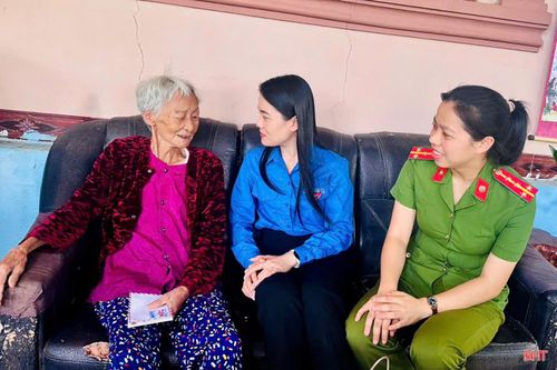  "Hoạt động không chỉ chăm lo đời sống tinh thần cho các Mẹ Việt Nam Anh hùng, gia đình người có công mà còn tạo cơ hội để đoàn viên, thanh niên được gặp gỡ, lắng nghe những câu chuyện về sự hy sinh của các thế hệ đi trước; qua đó giáo dục truyền thống yêu nước, lòng biết ơn và trách nhiệm của tuổi trẻ", chị Nguyễn Thị Hoài - Bí thư Đoàn xã Đức Thọ chia sẻ. 