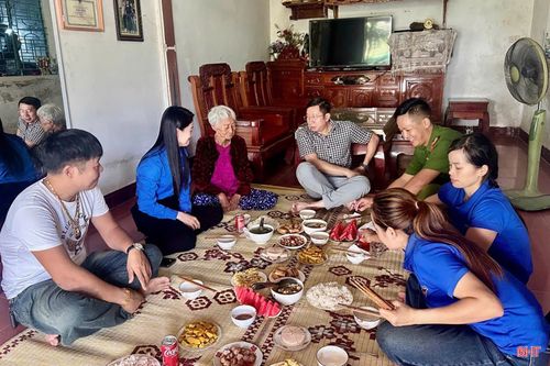 Tại thôn Đức Lập, xã Đức Thọ, bữa cơm tri ân được tổ chức trong ngôi nhà của Mẹ Việt Nam Anh hùng Nguyễn Thị Lan (92 tuổi). Mẹ có chồng và hai người con trai là liệt sĩ Trần Quốc Cường và Trần Viết Kiều đã anh dũng hy sinh vì độc lập, tự do của Tổ quốc. Hiện mẹ sống cùng người con trai út.