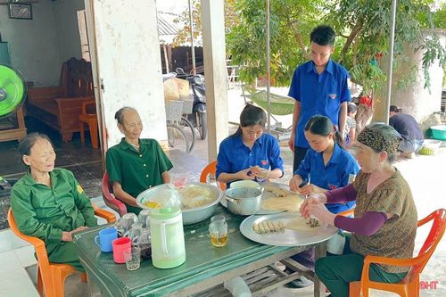 Hơn 150 bữa cơm được tổ chức đồng loạt trên địa bàn toàn tỉnh không chỉ mang đến sự sẻ chia, ấm áp mà còn góp phần bồi đắp lòng biết ơn trong thế hệ trẻ.