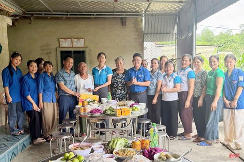 Chính sự gần gũi ấy đã tạo nên những bữa cơm nghĩa tình, nơi không chỉ có hương vị của những món ăn quen thuộc mà còn có sự sum họp, sẻ chia và những câu chuyện lắng đọng về một thời khói lửa.