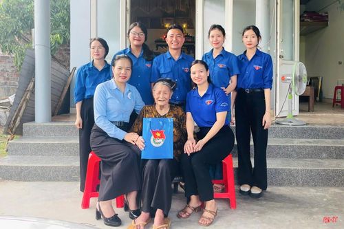 Cũng trong chuỗi hoạt động, tuổi trẻ xã Kỳ Hoa đã đến thăm và tổ chức bữa cơm tri ân tại gia đình Mẹ Việt Nam Anh hùng Đào Thị Chìu (92 tuổi). Mẹ là vợ của liệt sĩ Mai Quang Tâng và là mẹ của liệt sĩ Mai Văn Thành – người đã viết đơn tình nguyện vào chiến trường Quảng Trị khi mới 17 tuổi rồi anh dũng hy sinh. Hiện mẹ sống một mình, tuổi cao, sức khỏe yếu và được con cháu thay phiên chăm sóc.
