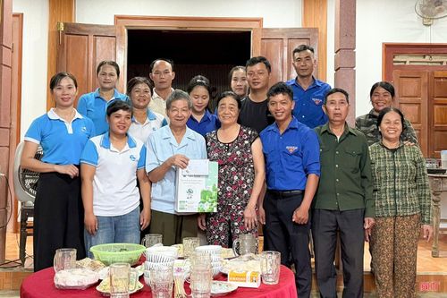 Từ những câu chuyện được kể bên mâm cơm, lịch sử không còn là những trang sách khô cứng mà trở thành những ký ức sống động, góp phần nuôi dưỡng lý tưởng, trách nhiệm và lòng yêu nước trong mỗi người trẻ.