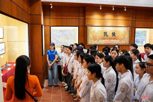 Học sinh trải nghiệm tại Khu Di tích quốc gia đặc biệt Đại thi hào Nguyễn Du