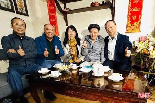 Tuổi 82, sau nhiều lần bạo bệnh, được gặp học trò cũ, thầy Lê Thái Phong vui mừng khôn xiết.