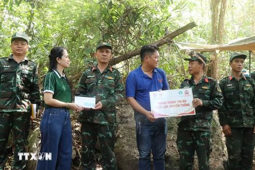 Trao tặng quà hỗ trợ lực lượng làm nhiệm vụ tại khu vực tìm kiếm hài cốt liệt sỹ ở Hang Đá Sập (xã Hà Nha, thành phố Đà Nẵng). (Ảnh: Khoa Chương/TTXVN)