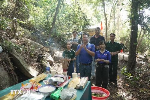 Trung tâm Thông tin Thông tấn xã Việt Nam khu vực miền Trung-Tây Nguyên dâng hoa, dâng hương tại khu vực tìm kiếm hài cốt liệt sỹ ở Hang Đá Sập (xã Hà Nha, thành phố Đà Nẵng. (Ảnh: Khoa Chương/TTXVN)