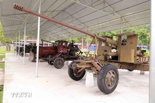 Khu trưng bày những phương tiện, vũ khí từng được sử dụng tại chiến trường Ngã ba Đồng Lộc. (Ảnh: Hữu Quyết/TTXVN)