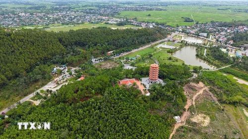 Những ngày tháng Bảy lịch sử, dòng người từ khắp mọi miền đất nước lại tìm về Khu di tích lịch sử Quốc gia đặc biệt Ngã ba Đồng Lộc, xã Đồng Lộc, tỉnh Hà Tĩnh, để dâng hương, tưởng niệm các anh hùng liệt sỹ. (Ảnh: Hữu Quyết/TTXVN)