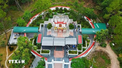 Khu mộ 10 nữ Anh hùng liệt sỹ thanh niên xung phong đã anh dũng hy sinh tại Ngã ba Đồng Lộc. (Ảnh: Hữu Quyết/TTXVN)