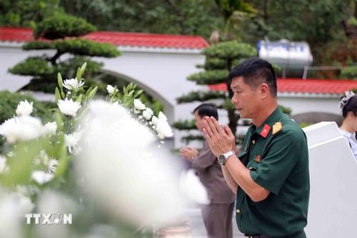 Du khách thành kính dâng hương tại Khu mộ 10 nữ Anh hùng liệt sỹ thanh niên xung phong. (Ảnh: Hữu Quyết/TTXVN)