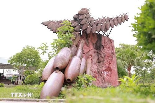 Các vỏ bom được xếp thành hình chiếc máy bay trưng bày tại Khu di tích Ngã ba Đồng Lộc. (Ảnh: Hữu Quyết/TTXVN)