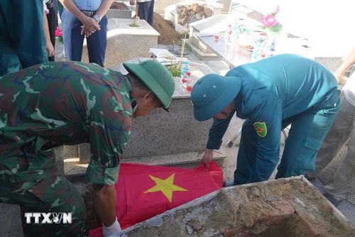 Đến ngày 25/7, Bộ Chỉ huy Quân sự tỉnh Thanh Hóa đã tổ chức lấy mẫu tại 9/25 nghĩa trang liệt sỹ trên địa bàn tỉnh; khai quật 457/2.955 mộ chưa xác định được thông tin; trong đó đủ điều kiện lấy mẫu: 355 mẫu; không đủ điều kiện lấy mẫu: 122 mộ. (Ảnh: Khiếu Tư/TTXVN)