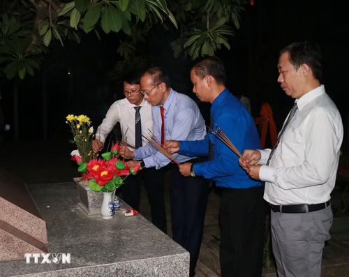 Lãnh đạo tỉnh Khánh Hòa dâng hương ở khu mộ chung ở tại Nghĩa trang Liệt sỹ Hòn Dung (phường Tây Nha Trang). (Ảnh: Phan Sáu/TTXVN)