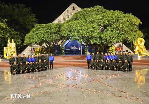 Đoàn viên, thanh niên và chiến sĩ tham gia Lễ dâng hương, thắp nến tri ân tại Nghĩa trang Liệt sỹ quốc gia A1 nhân kỷ niệm 79 năm Ngày Thương binh-Liệt sỹ. (Ảnh: Xuân Tư/TTXVN)