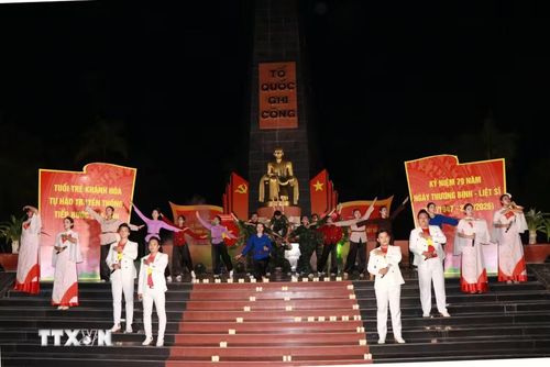Tiết mục "Linh thiêng Việt Nam" trong chương trình ôn lại truyền thống lịch sử vẻ vang của biết bao thế hệ thanh niên vì lý tưởng dân tộc anh dũng hy sinh. (Ảnh: Phan Sáu/TTXVN)