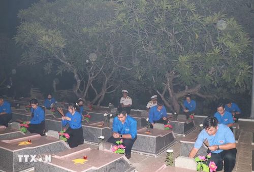 Đoàn viên, thanh niên dâng hương tưởng nhớ các Anh hùng liệt sĩ đã anh dũng hy sinh cho Tổ quốc. (Ảnh: Phan Sáu/TTXVN)