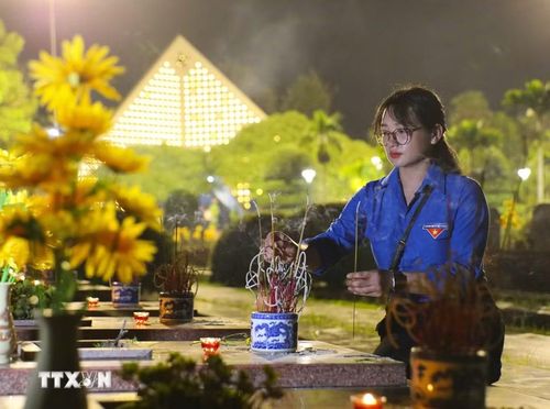 Đoàn viên thanh niên tỉnh Điện Biên thành kính dâng hương tưởng nhớ các Anh hùng liệt sỹ tại Nghĩa trang Liệt sỹ quốc gia A1. (Ảnh: Xuân Tư/TTXVN)