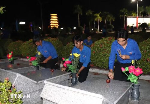 Đoàn viên, thanh niên dâng hương tại các phần mộ liệt sỹ ở Nghĩa trang liệt sỹ Vĩnh Long. (Ảnh: Lê Thúy Hằng/TTXVN).