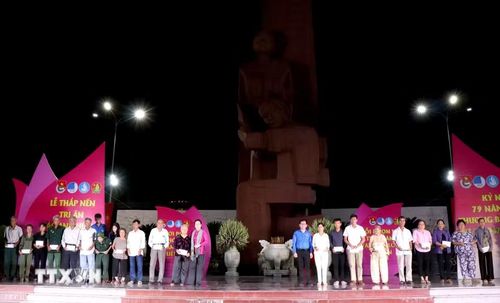 Trao quà tri ân đến các gia đình chính sách, thương binh, bệnh binh, người có công với cách mạng. (Ảnh: Lê Thúy Hằng/TTXVN)