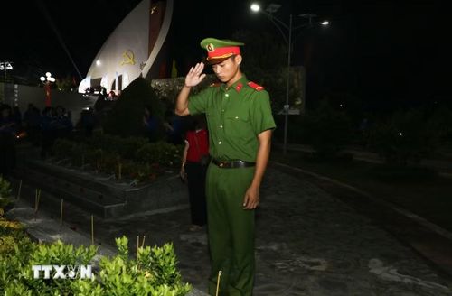Đoàn viên, thanh niên lực lượng vũ trang Đồng Tháp viếng mộ liệt sỹ. (Ảnh: Hồng Thái/TTXVN)