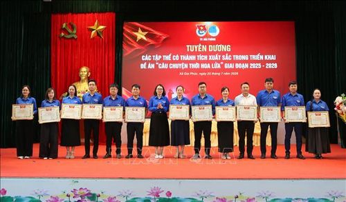 Lãnh đạo Thành đoàn Hải Phòng biểu dương các đơn vị tiêu biểu triển khai đề án “Câu chuyện thời hoa lửa”. Ảnh: Minh Thu/TTXVN