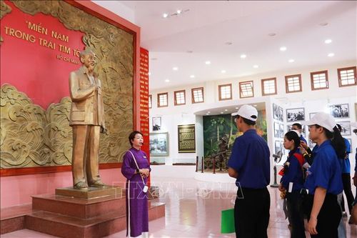 Để phục vụ lượng khách tăng cao, Ban quản lý Di tích quốc gia đặc biệt Đôi bờ Hiền Lương - Bến Hải huy động toàn bộ cán bộ, nhân viên làm việc liên tục từ sáng đến tối, bảo đảm luôn có người hướng dẫn tại di tích.