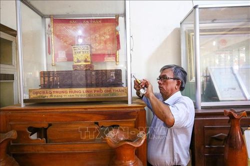 Ông Huỳnh Văn Mộc, Phó Trưởng Ban Quản lý Khu di tích Lăng mộ Quan lớn Trà Vong kiểm tra, bảo quản các hiện vật và sắc phong được lưu giữ tại di tích.