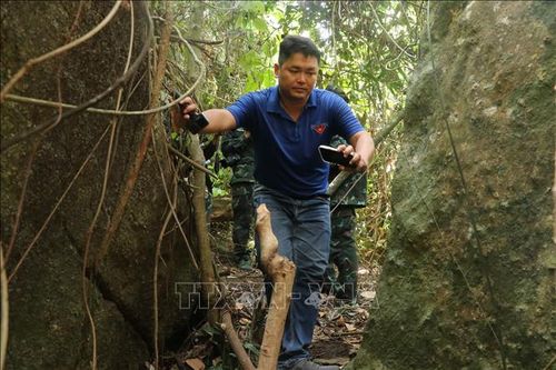 Hành trình leo núi để đến được Hang Đá Sập (thôn Lâm Tây, xã Hà Nha, thành phố Đà Nẵng) của Trung tâm Thông tin Thông tấn xã Việt Nam khu vực miền Trung - Tây Nguyên. Ảnh: Khoa Chương/TTXVN