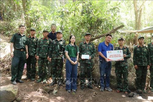 Trung tâm Thông tin Thông tấn xã Việt Nam khu vực miền Trung - Tây Nguyên và Công ty Luật TNHH Huỳnh Thiên Phúc trao tặng quà hỗ trợ lực lượng làm nhiệm vụ tại khu vực tìm kiếm hài cốt liệt sỹ ở Hang Đá Sập (xã Hà Nha, thành phố Đà Nẵng). Ảnh: Khoa Chương/TTXVN