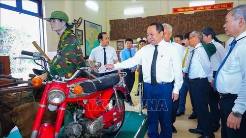 Bộ trưởng Bộ Khoa học và Công nghệ Vũ Hải Quân cùng đoàn công tác tìm hiểu những phương tiện, hiện vật gắn với hoạt động giao bưu, thông tin liên lạc trong thời kỳ kháng chiến.