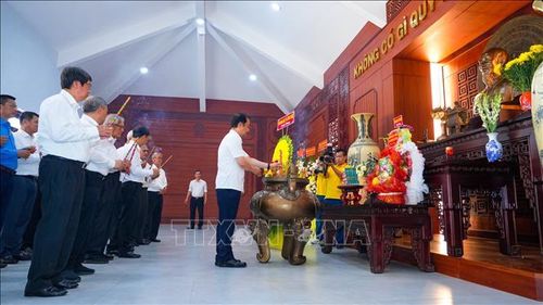 Các đại biểu dâng hương tưởng nhớ Chủ tịch Hồ Chí Minh tại Khu di tích lịch sử quốc gia đặc biệt Căn cứ Trung ương Cục miền Nam.