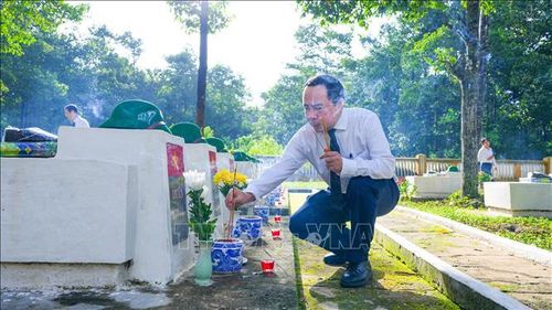 Bộ trưởng Bộ Khoa học và Công nghệ Vũ Hải Quân thành kính thắp hương tại Nghĩa trang liệt sĩ ngành Giao bưu và Thông tin “R”.