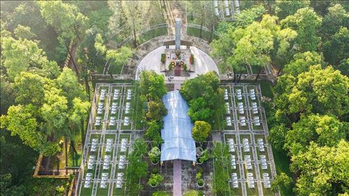 Nghĩa trang liệt sĩ ngành Giao bưu và Thông tin “R” tại xã Tân Biên, tỉnh Tây Ninh, nơi yên nghỉ của 250 liệt sĩ ngành Giao bưu - Thông tin.