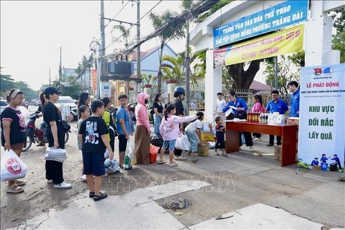 Đông đảo người dân ở thành phố Đồng Nai mang rác thải tái chế đến điểm đổi quà. Các em nhỏ ở thành phố Đồng Nai cũng được người lớn hướng dẫn đem rác đổi quà để bảo vệ môi trường.