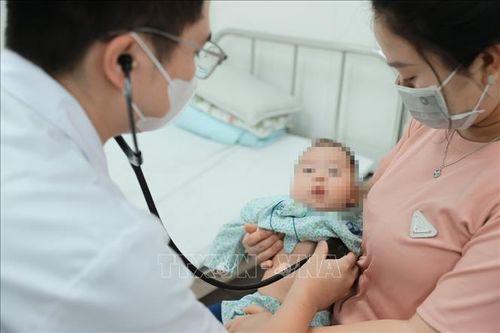 Bác sĩ bệnh viện đa khoa Xanh Pôn khám cho bệnh nhi. Ảnh: Minh Quyết/TTXVN
