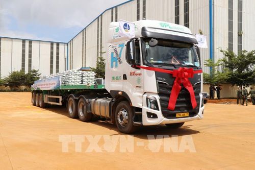 Lô sản phẩm nhôm thỏi đầu tiên của Việt Nam được xuất bán ngay tại Lễ công bố. Ảnh: Nguyễn Huy Thành – TTXVN 