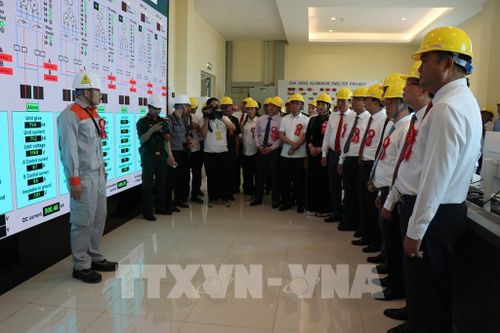 Đại tướng Phan Văn Giang, Ủy viên Bộ Chính trị, Phó Thủ tướng Chính phủ, Bộ trưởng Bộ Quốc phòng cùng các đại biểu tham quan khu điều hành kỹ thuật Nhà máy điện phân nhôm Đắk Nông. Ảnh: Nguyễn Huy Thành – TTXVN 