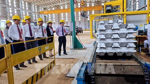 Đại tướng Phan Văn Giang, Ủy viên Bộ Chính trị, Phó Thủ tướng Chính phủ, Bộ trưởng Bộ Quốc phòng cùng các đại biểu tham quan dây chuyền sản xuất tại Nhà máy điện phân nhôm Đắk Nông, dự án luyện nhôm kim loại đầu tiên của Việt Nam. Ảnh: Nguyễn Huy Thành – TTXVN