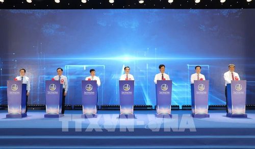 Đại tướng Phan Văn Giang, Ủy viên Bộ Chính trị, Phó Thủ tướng Chính phủ, Bộ trưởng Bộ Quốc phòng cùng các đại biểu thực hiện nghi thức công bố sản phẩm nhôm thỏi đầu tiên của Việt Nam tại Khu công nghiệp Nhân Cơ, tỉnh Lâm Đồng. Ảnh: Nguyễn Huy Thành – TTXVN