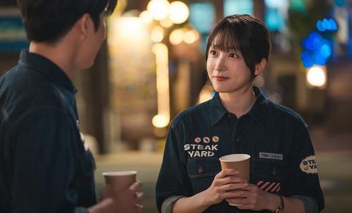 Ha Seok Jin và Hani có màn gặp gỡ đầu tiên đầy duyên nợ trong Love on the Menu.