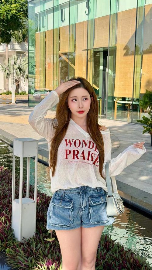 Quỳnh Nga gây thương nhớ với phong cách năng động, đôi chân thon dài nổi bật. (Nguồn: FBNV)