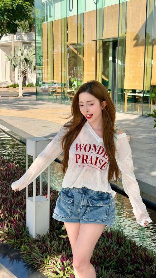 Quỳnh Nga khiến cộng đồng mạng trầm trồ với diện mạo trẻ trung đầy sức sống, đặc biệt là sau khi công khai chuyện yêu với Việt Anh. (Nguồn: FBNV)
