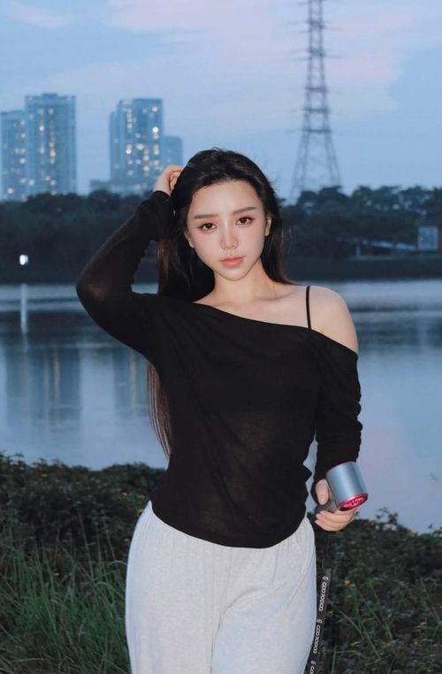 Thiết kế trễ vai giúp Quỳnh Kool tôn trọn vóc dáng thanh mảnh. (Nguồn: FBNV)