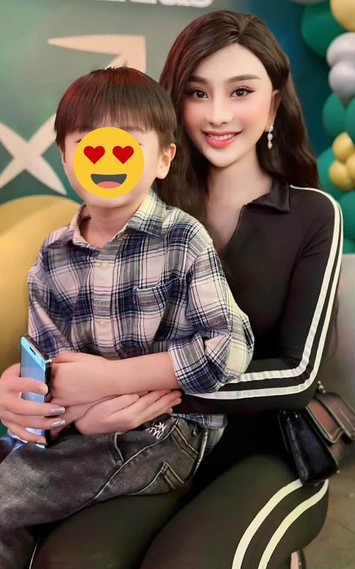 Lâm Khánh Chi xúc động khi con trai đón tuổi mới. Ảnh: FBNV