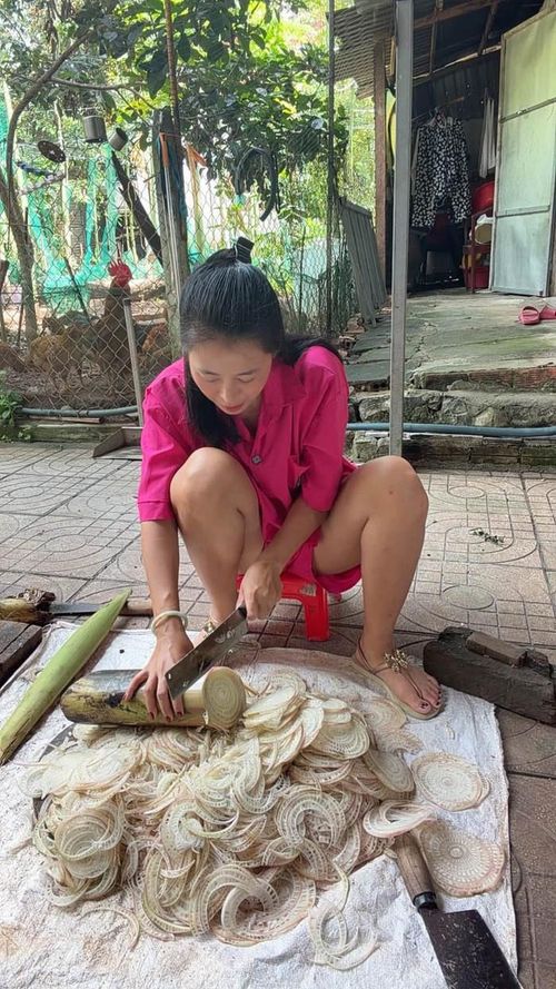 Nam Thư giản dị làm việc tại quê nhà. Ảnh: FBNV