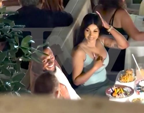 Cardi B và Maduka Okoye xuất hiện cùng nhau tại một nhà hàng ở Italy. 