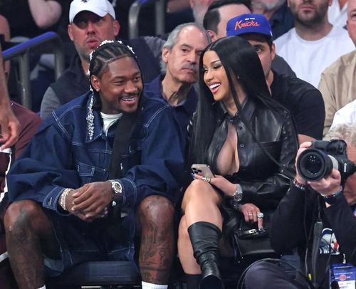 Cardi B là và Stefon Diggs.