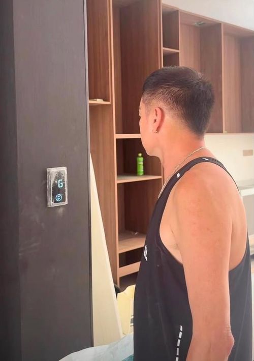Trong nhà của Quang Minh có lắp đặt thang máy.